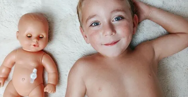 photo  ayden avec le poupon que lui a transformé sa maman marine.  &copy;  photo marine thyreau 