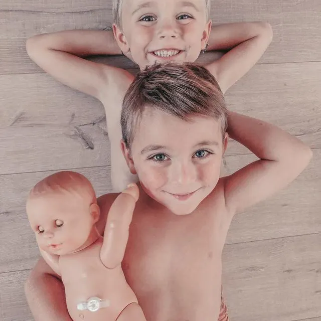 photo ayden, ici avec son grand frère evan, peut désormais s’identifier à son poupon.  ©  photo marine thyreau