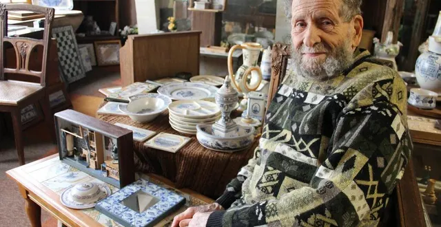 photo  le sarthois michel boillot, 86 ans, est une figure reconnue du monde de la faïence.  &copy;  ouest-france 