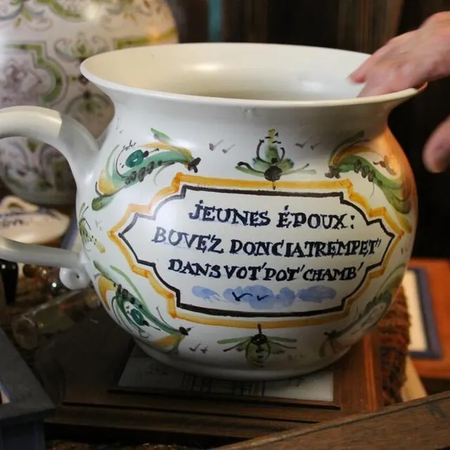 photo en plus d’être doué pour la réalisation d’objets en faïence, le sarthois michel boillot a également de l’humour : ici un pot de chambre en hommage aux mariés.  ©  ouest-france