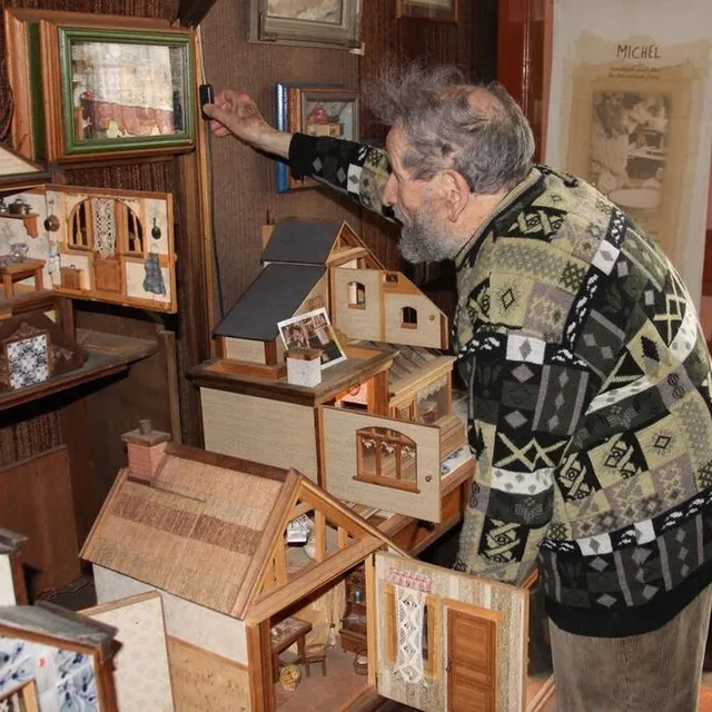 photo durant une petite dizaine d’années, michel boillot a réalisé des vitrines. il a profité des derniers confinements pour en terminer quelques-unes.  ©  ouest-france