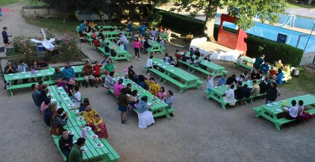 photo  colons et animateurs ont partagé l’un des derniers dîners en plein air en entonnant des chants.  &copy;  le maine libre 