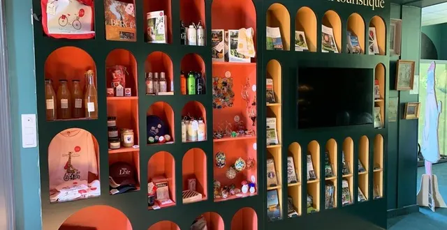 photo  les belles alcôves de la maison-rouge accueillent une boutique des produits de la vallée du loir et de nombreuses brochures touristiques.  &copy;  ouest-france 