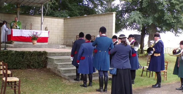 photo  la messe des laboureurs assurée par le père léger a bénéficié de l’accompagnement musical des trompes de chasse.  &copy;  ouest-france 