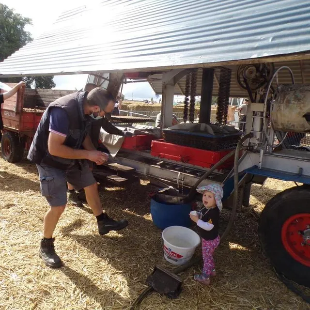 Patrick Yvard avec le lycée agricole de Sées a pressé des pommes et offert du jus de pommes aux visiteurs. Ouest-France photo patrick yvard avec le lycée agricole de sées a pressé des pommes et offert du jus de pommes aux visiteurs. © ouest-france