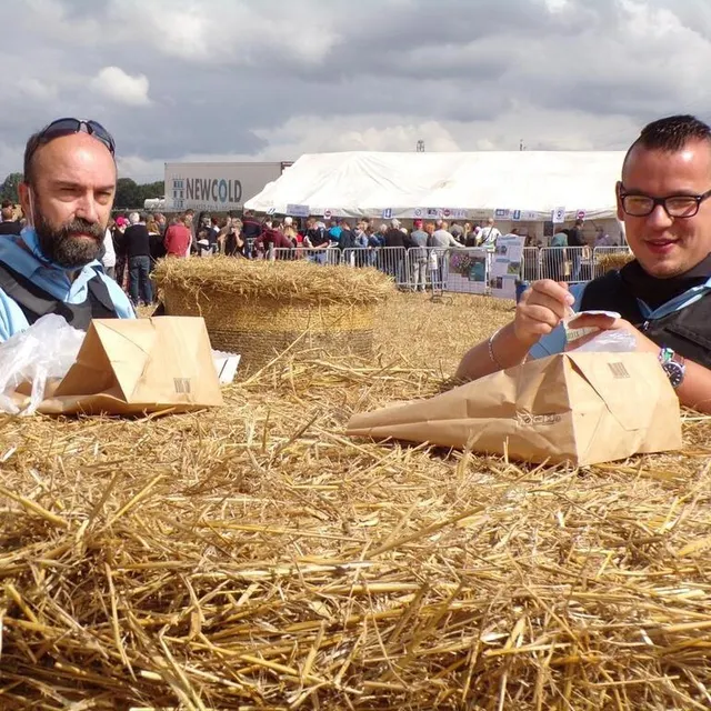 Le snacking, manger sur des round-ballers, pour éviter les rassemblements : les services de la gendarmerie ont montré l’exemple. Ouest-France photo le snacking, manger sur des round-ballers, pour éviter les rassemblements : les services de la gendarmerie ont montré l’exemple. © ouest-france