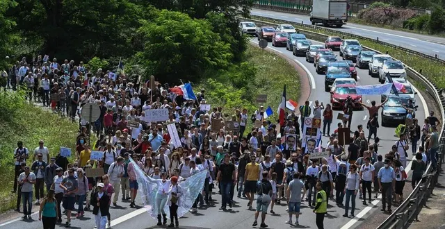 photo  partant du parc des expositions du mans, pour rejoindre la place de la république, les manifestants contre le pass sanitaire ont temporairement bloqué la circulation de la rocade sud, ce samedi 31 juillet après-midi.  &copy;  le maine libre denis lambert 