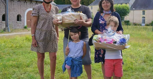 photo  galiène cohu et aimée trumeau avec les gagnants des paniers gourmands enfants et adultes  &copy;  le maine libre 