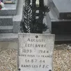 photo la plaque apposée sur la tombe du résistant auguste lefebvre.