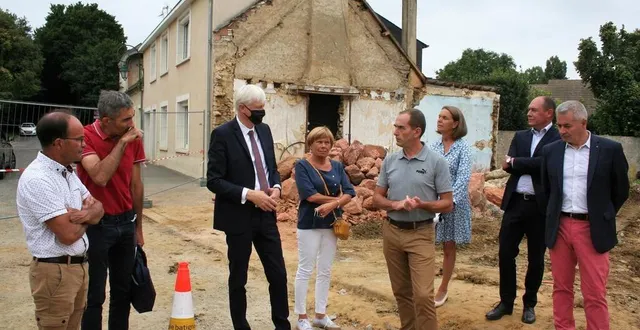 photo  les élus du département et des environs se sont donné rendez-vous devant l’ouvrage.  &copy;  le maine libre 