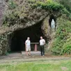 photo  pierre collet, président de l’association des anciens élèves et amis de don bosco et françois montambault, trésorier, devant la grotte où la messe sera célébrée. 