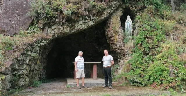photo  pierre collet, président de l’association des anciens élèves et amis de don bosco et françois montambault, trésorier, devant la grotte où la messe sera célébrée.  &copy;  ouest-france 