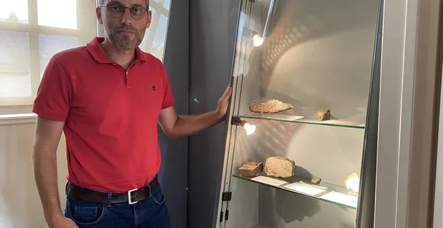 photo  nicolas morel présente la météorite de saint-ouen-en-champagne, un morceau est exposé au musée vert du mans.  &copy;  ouest-france 