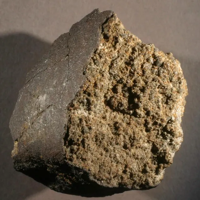 photo morceau de la météorite tombée à saint-ouen-en-champagne.  ©  nicolas morel