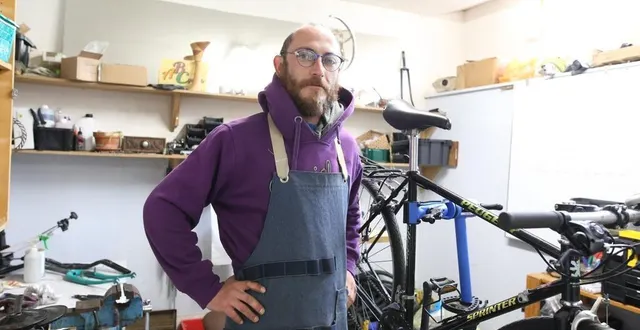 photo  installé à bréel, clément majchrzak est devenu mécanicien et anime des ateliers.  &copy;  gérard houdou, ouest-france 