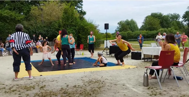 photo  « les sculptures », une des chorégraphies collectives improvisées de la ladi, a nécessité la participation active de trois spectatrices.  &copy;  ouest-france 