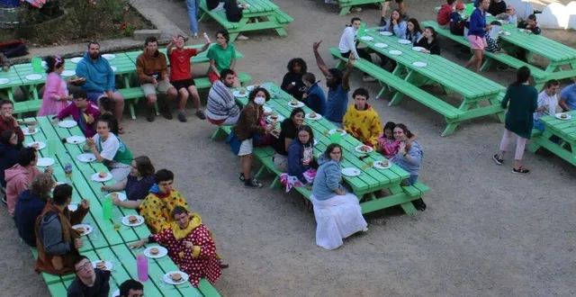 photo  jeudi, les deux groupes de jeunes accompagnés de leurs animateurs, ont partagé en plein air l’un des derniers dîners de leur séjour.  &copy;  ouest-france 
