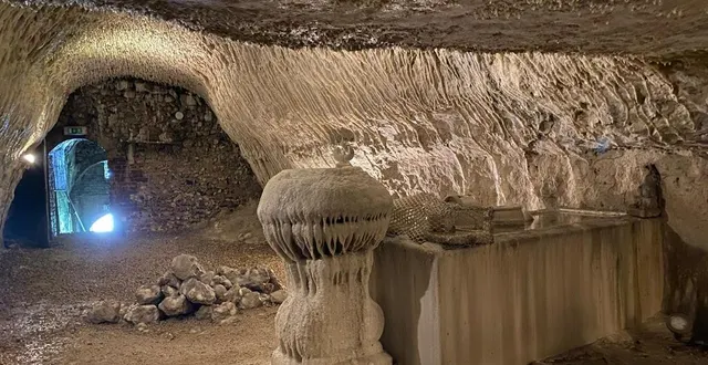 photo  la grotte pétrifiante est le plus vieux site touristique du village et propose une belle démonstration du ruissellement des eaux calcaires. elle rappelle par sa taille que trôo a possédé jusqu’à 5 000 habitants.  &copy;  yanne boloh 