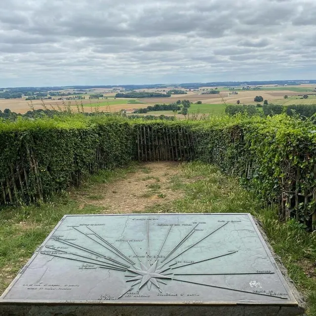 photo la butte féodale offre un point de vue exceptionnel sur la vallée du loir.  ©  yanne boloh
