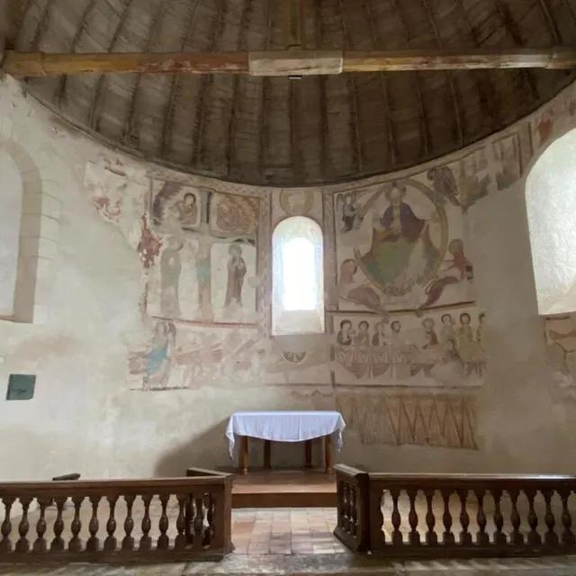 photo l’église de saint-jacques des guérêts, de l’autre côté du loir, possède de magnifiques fresques murales.  ©  yanne boloh