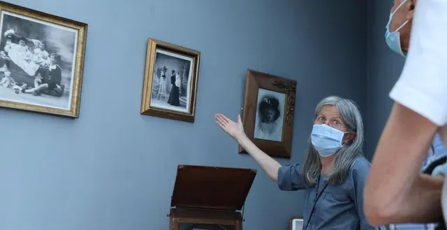 photo  catherine noras mène la visite de l’atelier malicot  &copy;  ouest-france 