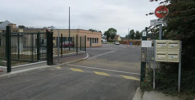 photo  des portails automatiques ferment la nouvelle voie privée qui entoure le collège. les élèves sont en sécurité à leur arrêt de car.  &copy;  ouest-france 