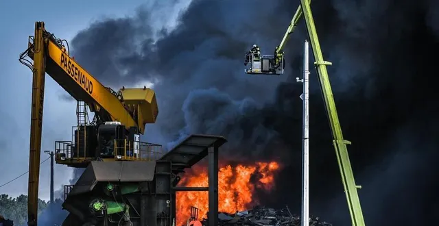 photo  les pompiers ont déployé d’importants moyens pour maîtriser un incendie au sein de l’entreprise passenaud recyclage.  &copy;  le maine libre – denis lambert 