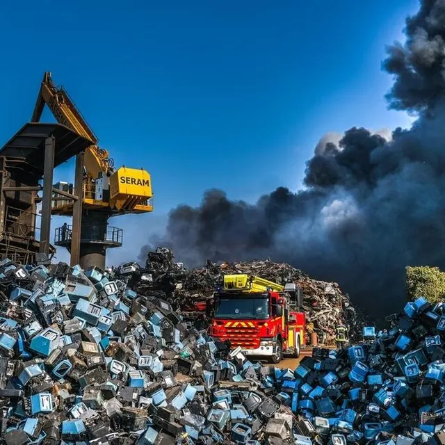 photo « il y a des grosses fumées noires, ça pue, c’est acre, ça prend à la gorge », décrit une automobiliste.  ©  denis lambert