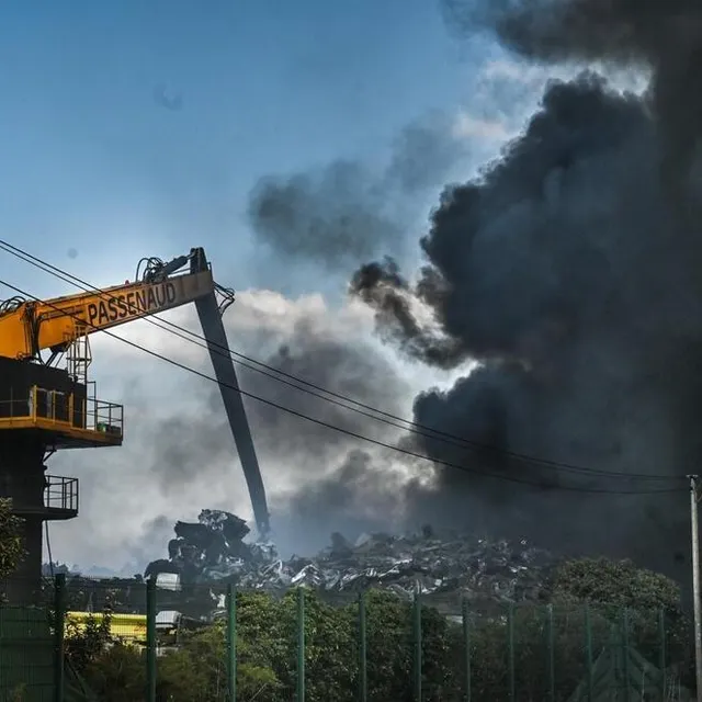 photo les pompiers devraient rester sur place une bonne partie de la nuit.  ©  denis lambert