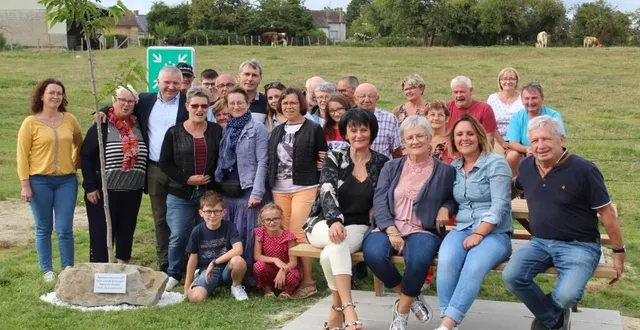 photo  l’aire « comice saint-aubin 2019 » a été inaugurée samedi dernier ainsi que l’arbre planté en souvenir du bénévole jean-claude boulard  &copy;  le maine libre 