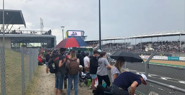 photo  la pluie s’est invitée à quelques minutes du départ des 24 heures du mans, disputées exceptionnellement en août cette année.  &copy;  maine libre 