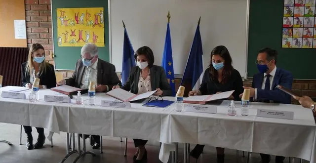 photo  les contrats locaux d’accompagnement, processus permettant la création d’un nouveau poste, avaient été signés par gwendoline ramos, directrice de l’école gilles-ménage, william maroix, recteur de l’académie de nantes, nathalie élimas, secrétaire d’état en charge de l’éducation prioritaire, mickaëlle etourmy, directrice de l’école du pré et nicolas leudière, maire de sablé-sur-sarthe.  &copy;  le maine libre 