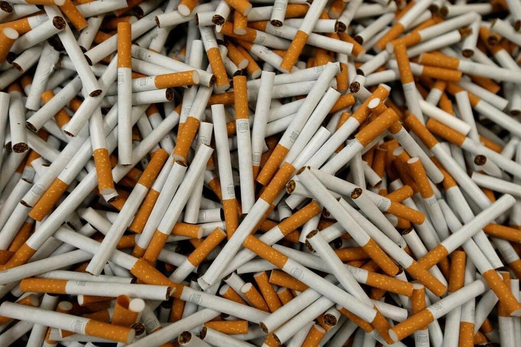 Addio ai pacchetti di sigarette Marlboro, Camel o Lucky Strike: in Francia  arrivano quelli senza logo