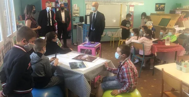 photo  par petits groupes, les élèves de cm1-cm2 mènent l’enquête sur les grands monuments parisiens.  &copy;  ouest-france 