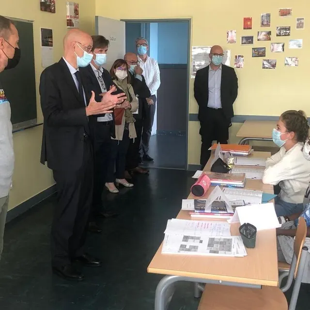photo visite aux 6e d du collège sainte-jamme, qui découvraient leur carnet de correspondance.  ©  ouest-france