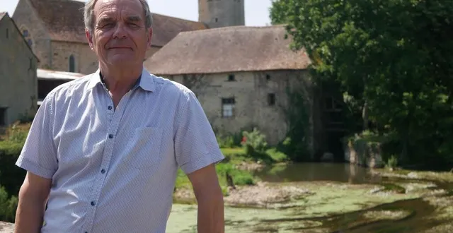 photo  jean-louis lemarié, maire d’asnières-sur-vègre, est un « amoureux des vieilles pierres » qui aime faire découvrir son village.  &copy;  ouest-france 