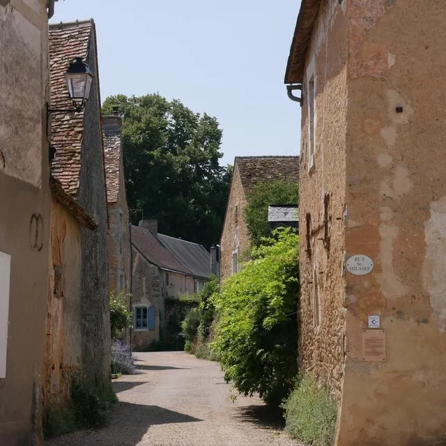 photo les ruelles d’asnières-sur-vègre ont gardé leur aspect médiéval avec leurs maisons anciennes.  ©  ouest-france