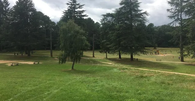 photo  c’est autour de la maison de la forêt que devrait s’établir le projet du belvédère.  &copy;  le maine libre 