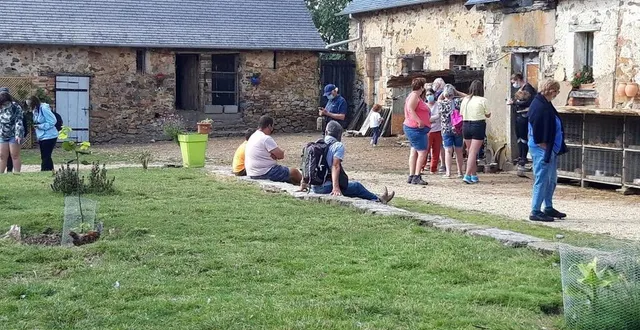 photo  la cinquantaine de visiteurs présents pour la visite a pu assister à la traite des vaches, avant de goûter aux produits de la ferme.  &copy;  le maine libre 
