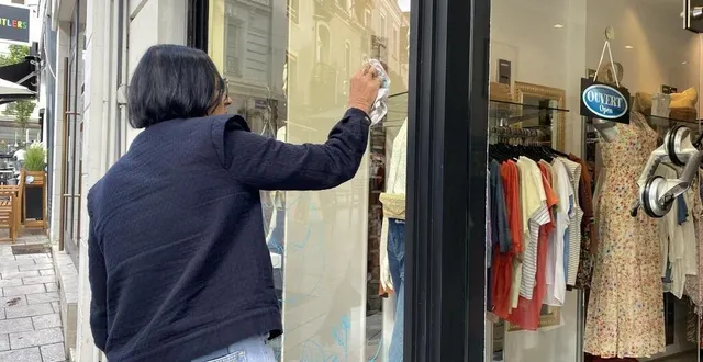 photo  fini les soldes ! à angers, on nettoie les vitrines marquées d’offres promotionnelles et on prépare l’après.  &copy;  ouest-france 