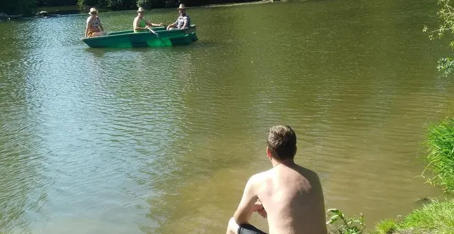 photo  la proximité du barrage n’interdit pas la possibilité de faire des promenades en barque, parfois en venant de très loin.  &copy;  ouest-france 