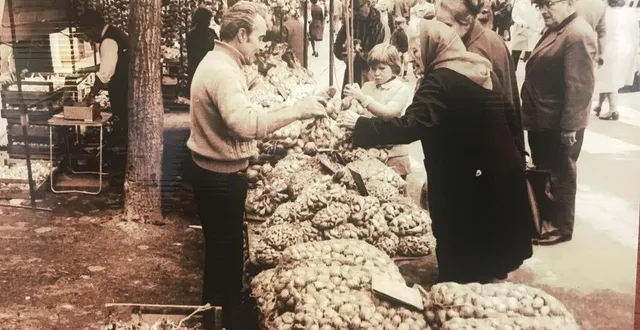 photo  la foire aux oignons est une fête populaire au mans depuis de très nombreuses années.  &copy;  collection privée m. norel/archives municipales 