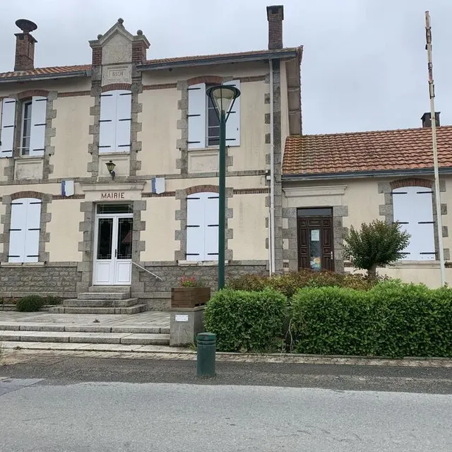 photo la mairie de vernoux-en-gâtine compte 573 habitants.  ©  camille bouju