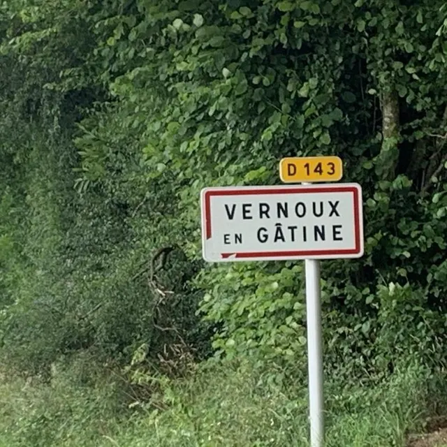 photo à l’entrée du village…  ©  camille bouju