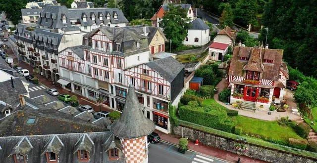 photo  la station thermale de bagnoles-de-l’orne vue du ciel et ses maisons à colombages, dont celle de cécile aux couleurs du pays basque.  &copy;  stéphane geufroi, ouest-france 