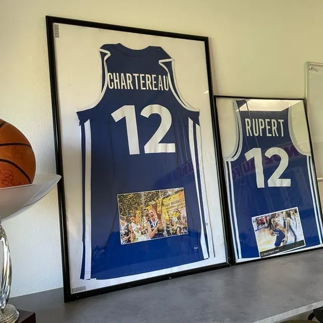 photo dans les bureaux du club, tout en haut du cosec, trônent leurs premiers maillots en équipe de france jeune.  ©  théo quintard/ouest-france