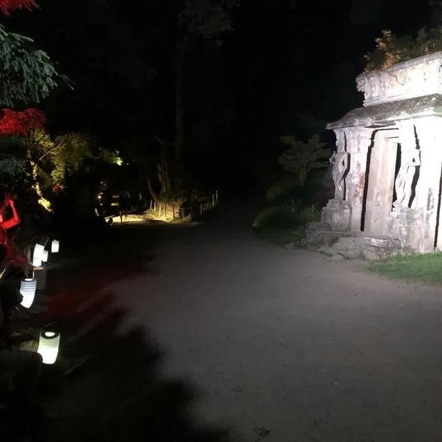 photo face au temple et au jeu de lumières dont il bénéficie, les visiteurs peuvent écouter le conte de la clochette.  ©  ouest-france
