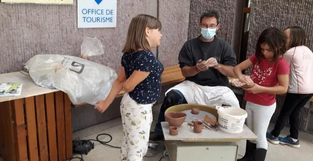 photo  philippe loizé a initié les enfants aux rudiments du modelage.  &copy;  ouest-france 