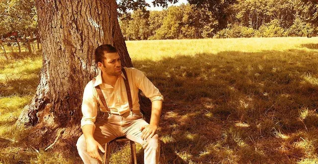 photo  raphaël setty dans une mise en scène de mathias rouche.  &copy;  « compagnie compagnie » 