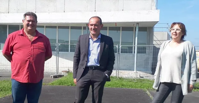 photo  pascal breton élu de la suze, emmanuel franco président de la cdc val de sarthe et béatrice lévêque, élue de saint-jean-du-bois invitent la population à participer au projet de territoire.  &copy;  le maine libre 